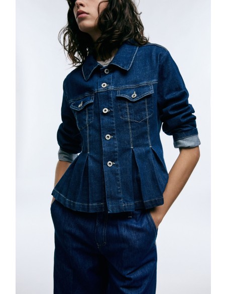 Denimjack met plooien en knopen aan de voorkant, alstublieft