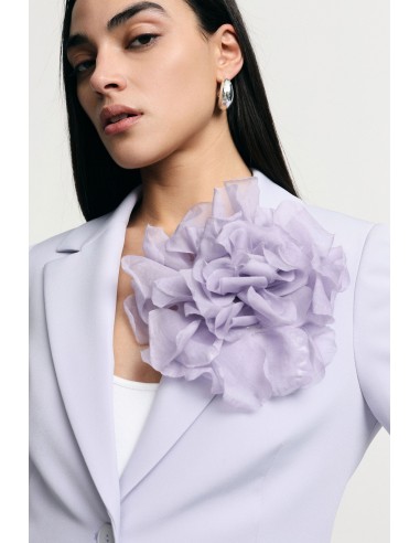 Blazer met één rij knopen en grote decoratieve bloem, alstublieft