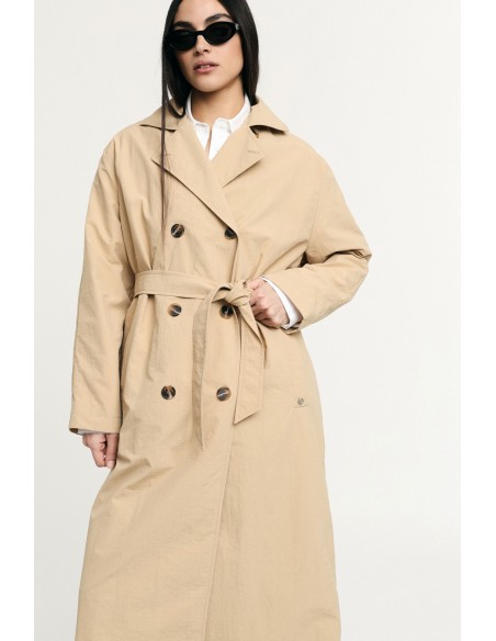 Lange trenchcoat met ceintuur en knopen alstublieft