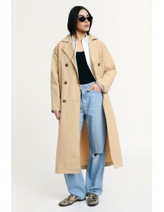 Lange trenchcoat met ceintuur en knopen alstublieft